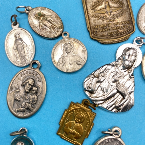 Catholic Religious Metals Saints Miraculous Silver Tone Vintage Lot of 15 - Picture 10 of 13